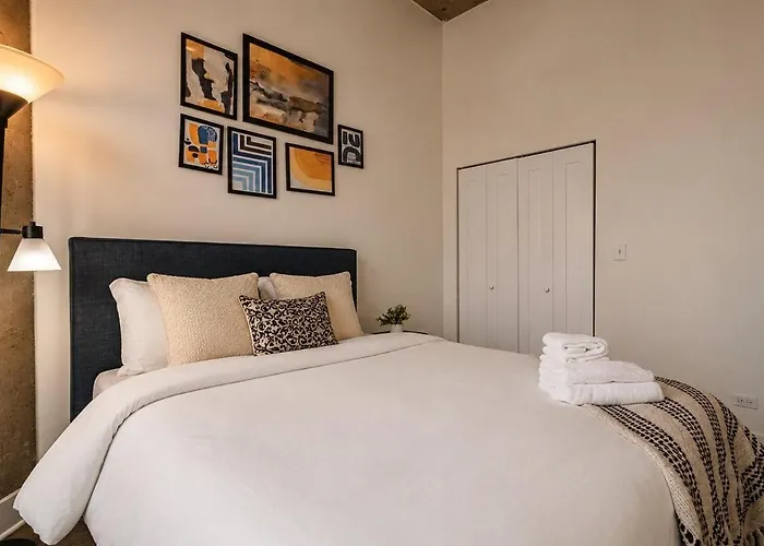 Skyline 2br In South Loop With Optional Parking & Gym Access Near Museum Campus And Mccormick Place